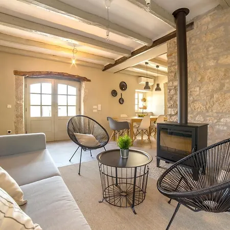 Villa With 3 Bedrooms In Mrgani With Private Pool Enclosed Garden And Wifi 17 Km From The Beach