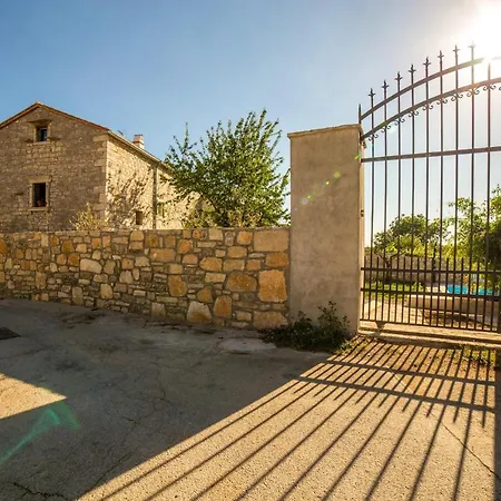 Villa With 3 Bedrooms In Mrgani With Private Pool Enclosed Garden And Wifi 17 Km From The Beach *